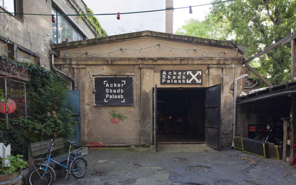 Der Eingang der Bühne vom Acker Stadt Palast, ein beiges altes einstockiges Gebäude mit offenen Türen.