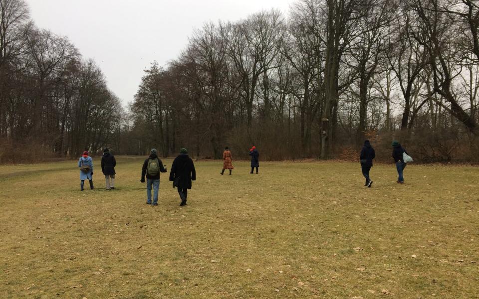 © Christiane Bischoff Paarweise Spazierende in einer winterlichen Parklandschaft