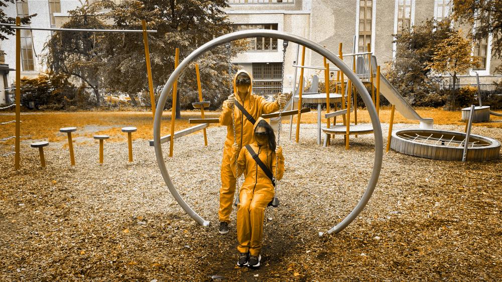 Auf dem Spielplatz am Rosa-Luxemburg-Platz