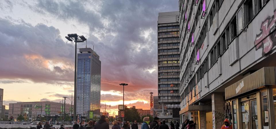 Zuschauergruppe vor dem Haus der Statistik