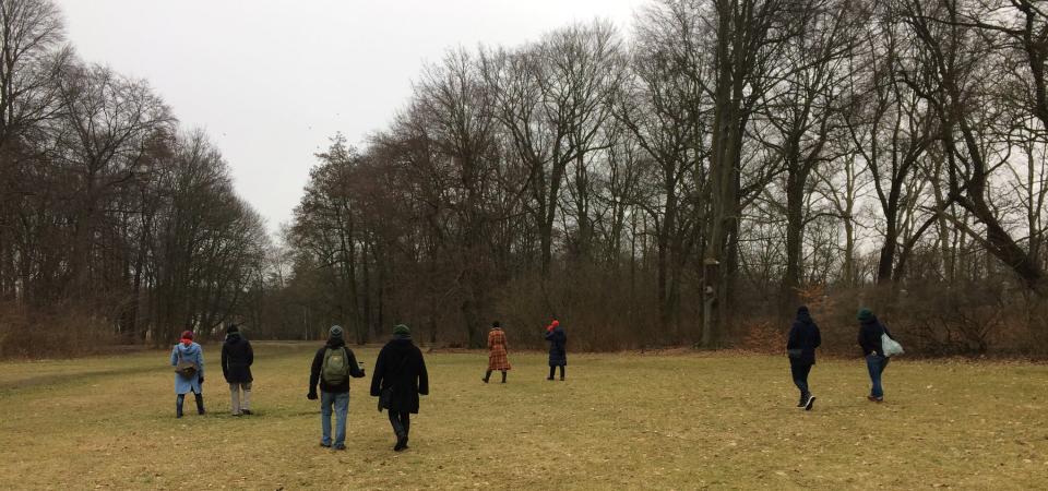 Paarweise Spazierende in einer winterlichen Parklandschaft 